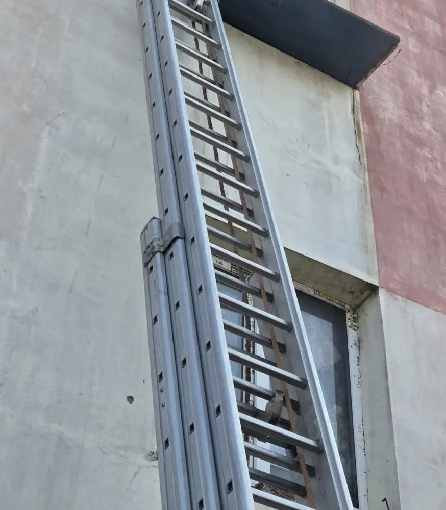 Incendiu la un apartament dintr-un bloc din Adjud / 15 persoane s-au autoevacuat