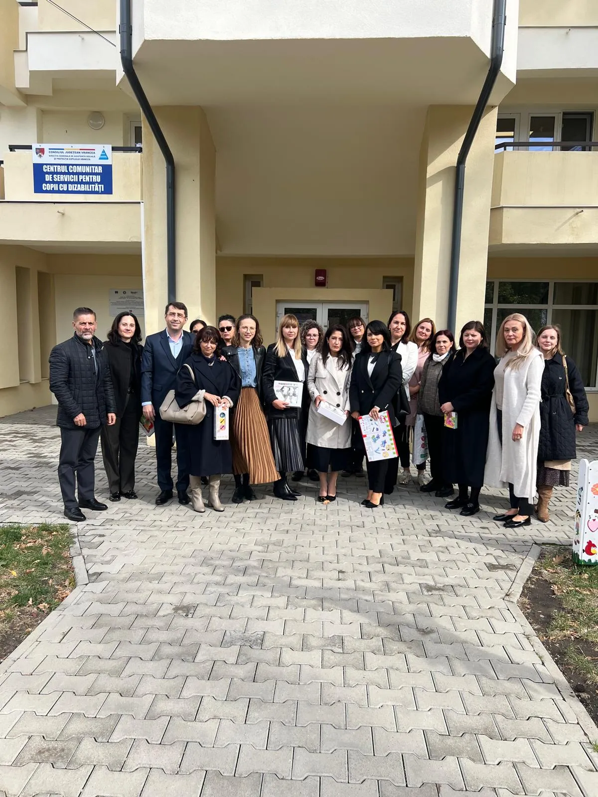 FOTO Judecători de la Tribunalul Vrancea, în vizită la Centrul Comunitar de Servicii pentru Copii cu Dizabilități Petrești