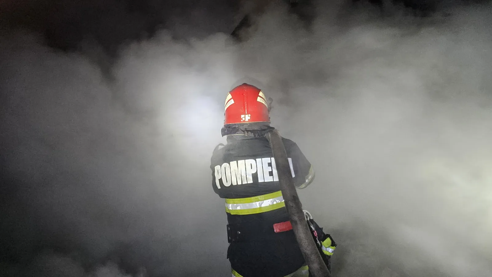 Incendiu într-un apartament din Adjud. 15 persoane s-au autoevacuat din bloc - Actualitatea Vranceana